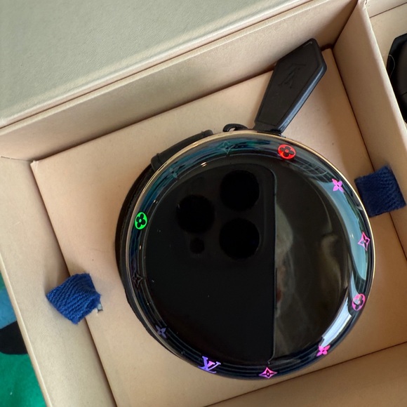 Louis Vuitton Horizon Light Up Earphones - Pink - Picture 7 of 11